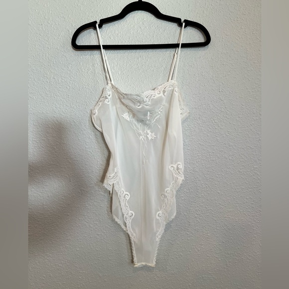 Natori Other - Nature sheer off-white teddy floral embroidery size medium